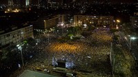 Ribuan warga Israel berkumpul dan melakukan protes kepada Perdana Menteri Benjamin Netanyahu di Rabin Square di Tel Aviv, Israel (19/4).