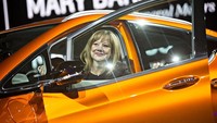 Pertama ada Mary Teresa Barra. Dia menjadi perempuan pertama yang menjadi CEO sejak General Motors (GM) berdiri 111 tahun silam. Sebelum menggantikan Dan Akerson sebagai CEO, Barra merintis kariernya dari bawah. Sebelum bekerja di GM pada usia 18 tahun, dia bersekolah di General Motors Institute yang kini berubah nama menjadi Kettering University.  Daniel Acker/Bloomberg via Getty Images.