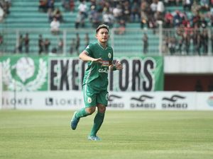 Fullback PSS yang Satu Ini Isi Waktu dengan Mancing di Laut