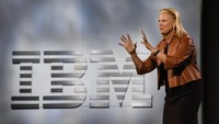 Lalu ada Perempuan bernama lengkap Virginia Marie Rometty yang menjadi CEO IBM pada Januari 2012. Rometty cukup sukses dalam memimpin perusahaan raksasa IT tersebut. Perempuan berusia 62 tahun itu diganjar segudang penghargaan dari Bloomberg, Forbes, Time, dan Fortunes karena masuk daftar Perempuan Paling Berpengaruh di Dunia, baik di dunia bisnis maupun teknologi. David Paul Morris/Bloomberg via Getty Images.