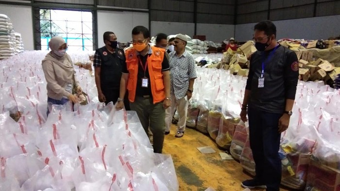 Pj Wali Kota Makassar Iqbal Suhaeb memantau kesiapan bantuan sembako.