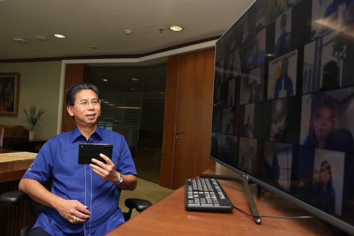 Perayaan HUT Ke-51 Bank Mega secara Virtual Direktur Utama Bank Mega Kostaman Thayib merayakan Hari Ulang Tahun Ke 51 Bank Mega, bersama-sama perwakilan karyawan dari seluruh regional di Indonesia, melalui video conference, di Jakarta, Senin (20/4/2020).