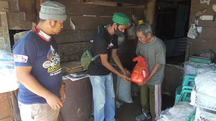 Keliling Naik Motor, Pemuda di Polman Beri Sembako ke Warga Terdampak Corona