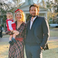 Inilah potret kemesraan Nick, Amanda dan putra kecil mereka.  Mantan aktris broadway itu berharap bahwa Nick bisa segera berkumpul lagi dengannya dan putranya yang baru berusia 10 bulan.  Foto: dok. Instagram