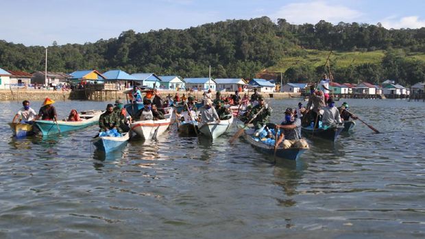 Prajurit TNI/Polri salurkan bantuan ke warga Bajo Pesisir