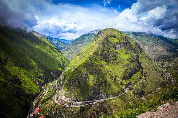 Pegunungan Andes dipercaya memiliki penunggu oleh warga setempat. Mereka menyebutnya Nariz del Diablo atau Hidung Setan. (tren Ecuador) Pegunungan Andes dipercaya memiliki penunggu oleh warga setempat. Mereka menyebutnya Nariz del Diablo atau Hidung Setan. (tren Ecuador)