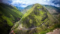 Pegunungan Andes dipercaya memiliki penunggu oleh warga setempat. Mereka menyebutnya Nariz del Diablo atau Hidung Setan. (tren Ecuador)