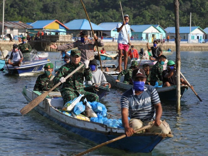 Prajurit TNI/Polri salurkan bantuan ke warga Bajo Pesisir