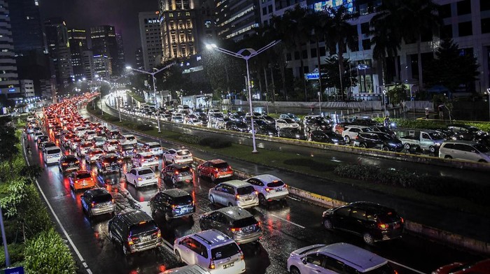 Emisi gas buang kendaraan kerap jadi biang kerok buruknya kualitas udara Jakarta. Jika memang demikian, pemerintah diharapkan turun tangan menanganinya.