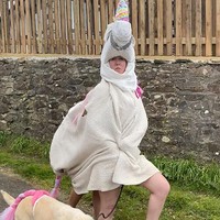 Ini adalah salah satu momen saat Meardon mengenakan kostum unicorn. Meardon mengatakan bahwa dia memang sengaja melakukan hal itu untuk menghibur orang-orang yang terpaksa harus melakukan isolasi diri di rumah karena Corona. Foto: dok. Caters