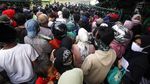Abaikan Social Distancing, Warga Bogor Berdesakan Antre Sembako