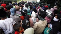 Tampak sejumlah warga antre sembako mengabaikan imbauan social distancing di gedung Baznas Kabupaten Bogor, Cibinong, Bogor, Jawa Barat, Senin (20/4/2020).