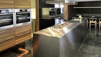 Sementara pada pasangan Jennifer Aniston dan Justin Theroux memiliki gaya dapur yang tak kalah keren, yaitu bergaya futuristik dengan dominasi warna abu-abu. Foto: Insider
