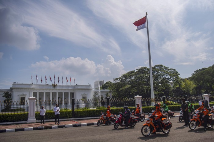 Menteri Sosial Juliari P Batubara (kedua kiri) yang mewakili Presiden Joko Widodo, dan Mensesneg Pratikno (kiri) melepas distribusi bantuan sosial sembako di depan Istana Merdeka, Jakarta, Senin (20/4/2020). Pemerintah mulai menyalurkan bantuan sosial untuk wilayah di DKI Jakarta dalam rangka penanganan COVID-19 di wilayah Jabodetabek. ANTARA FOTO/Sigid Kurniawan-Pool/hp.