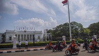 Sesuai dengan janjinya, pemerintah akan membagikan sejumlah sembako kepada warga yang benar-benar terdampak akibat virus Corona. Kini paket sembako tersebut tengah meluncur ke rumah warga.