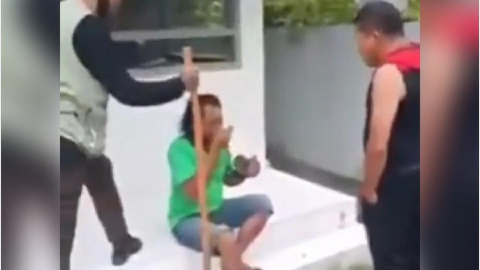 Tangkapan layar video tiga pria diduga satpam pukuli tukang becak di Solo.