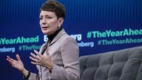 Selanjutnya ada Lynn Good, ketua dan kepala eksekutif Duke Energy Corp yang masih tergabung di perusahaan Fortune. Beliau merupakan lulusan Analisis Sistem dan Akutansi di Miami. Victor J. Blue/Bloomberg via Getty Images.