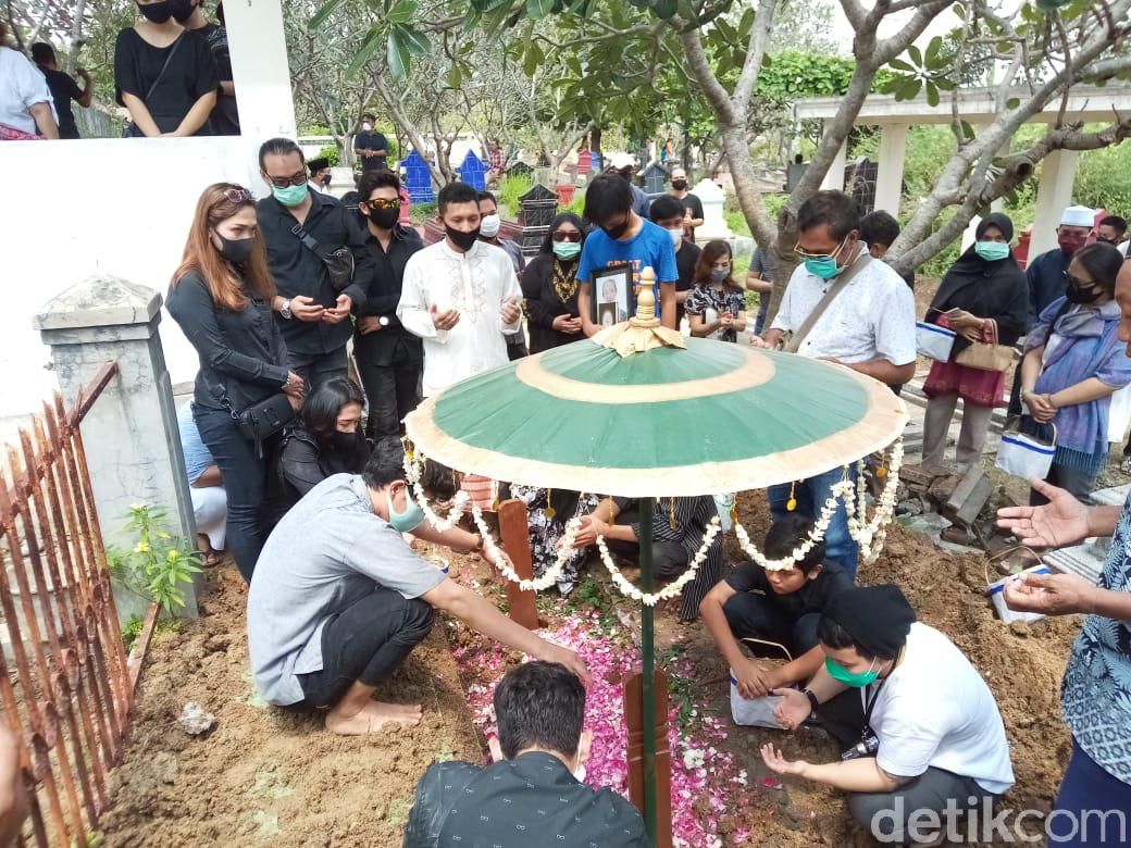 Prosesi pemakaman ibunda Nunung, Djuwarti.