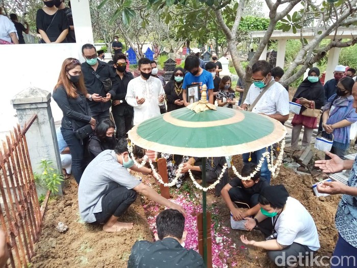 Prosesi pemakaman ibunda Nunung, Djuwarti.
