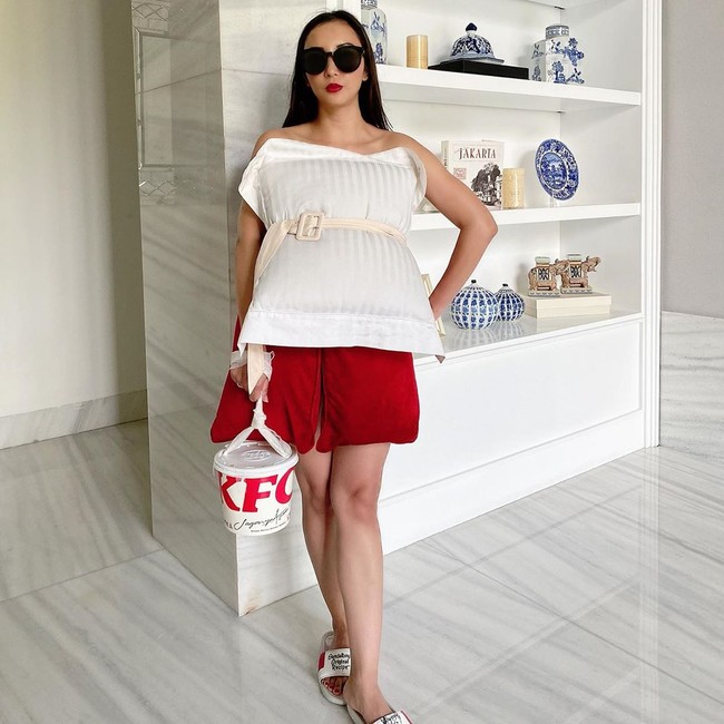 Renny Sutiyoso yang dikenal aktif berolahraga tampil kekinian saat mengikuti #pillowchallenge. Putri mantan gubernuer DKI Sutiyoso itu bergaya memakai bantal yang dilengkapi belt berwarna krem dan melengkapi gayanya dengan sandal KFC dan keranjang ayam goreng tersebut. Foto: Instagram