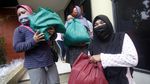Abaikan Social Distancing, Warga Bogor Berdesakan Antre Sembako