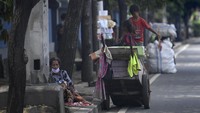 Dari data tersebut berpotensi masuk ke dalam garis kemiskinan. Apalagi pemerintah sudah mengumumkan adanya potensi penambahan jumlah orang miskin sekitar 1,1 juta orang hingga 3,78 juta orang. Penambahan itu berdasarkan skenario-skenario yang dibuat pemerintah akibat dampak COVID-19. ANTARA FOTO/Puspa Perwitasari.
