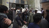 Para pengusaha di Afghanistan berbagi gandum jelang datang bulan Ramadhan.