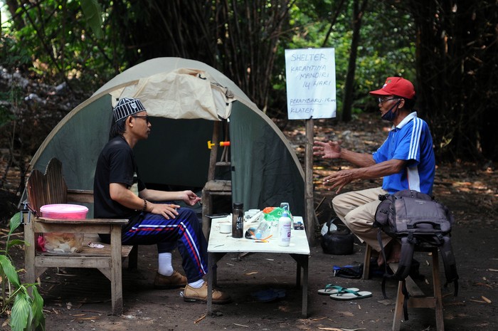 Tangkal Penyebaran Corona, Pemudik Ini Isolasi Diri di Tenda Seorang pemudik lakukan isolasi mandiri selama 14 hari untuk putus rantai penyebaran Corona. Ia dirikan tenda untuk tempat tinggal sementara selama isolasi diri