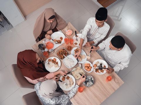 Buka puasa bersama teman atau kerabat bisa diganti dengan buka puasa virtual.