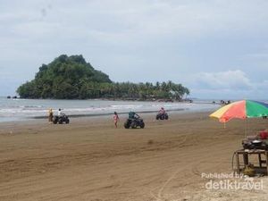 Pesona Pantai Air Manis Padang, Keindahan Alam dan Cerita di Baliknya