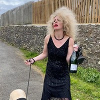 Kalau yang satu ini tampilan sehabis pulang dari pesta. Meardon terlihat menyempurnakan tampilannya dengan rambut dan makeup yang berantakan sambil menenteng salah satu sepatunya dan botol minuman. Sedangkan Hendrix terlihat pasrah mengikuti kemauan majikannya. Foto: dok. Caters