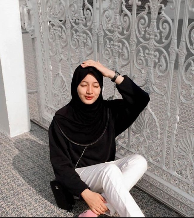 Bentuk wajah mulai dari hidung hingga mata Sanwanee memang terlihat mirip Lisa Blackpink, bahkan senyumnya juga disebut persis dengan idol berusia 23 tahun yang juga berasal dari Thailand Foto: Instagram