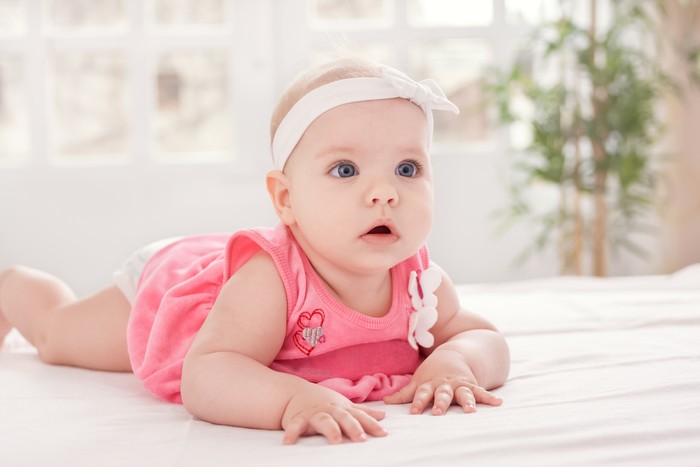bayi perempuan Happy baby girl. Happy little princess.