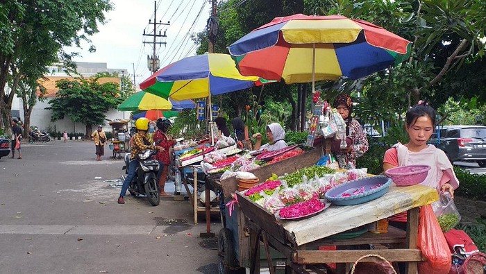 penjual bunga di pemakaman ngagel