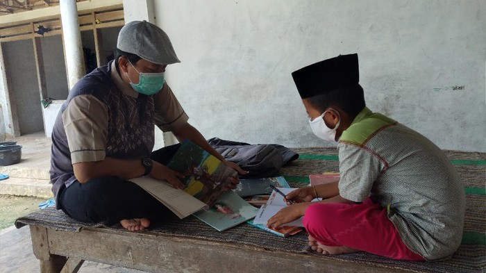 Seorang guru SDN Batu Putih Laok 3 di Sumenep mendatangi rumah siswanya yang tidak punya smartphone. Itu ia lakukan agar siswanya tetap bisa belajar di tengah wabah Corona.