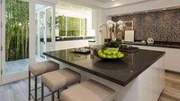Siapa sangka Harry Styles juga punya selera yang baik pada desain dapur di rumahnya. Ia menerapkan tema fusion dengan menggabung berbagai interior. Foto: Insider