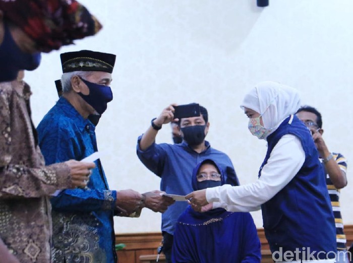 Gubenur Jawa Timur Khofifah Indar Parawansa memberi apresiasi kepada seniman dan para juru pelihara cagar budaya di Jatim. Apresiasi ini terkait dengan dedikasi serta prestasi mereka terhadap seni di Jatim.