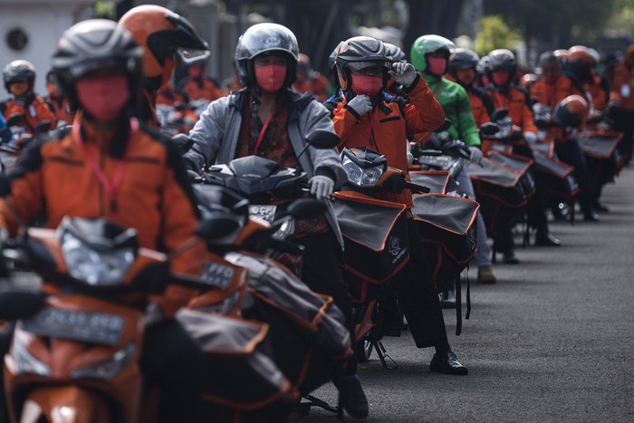 DISTRIBUSI BANTUAN SOSIAL DI WILAYAH DKI JAKARTA Menteri Sosial Juliari P Batubara (kedua kiri) yang mewakili Presiden Joko Widodo, dan Mensesneg Pratikno (kiri) melepas distribusi bantuan sosial sembako di depan Istana Merdeka, Jakarta, Senin (20/4/2020). Pemerintah mulai menyalurkan bantuan sosial untuk wilayah di DKI Jakarta dalam rangka penanganan COVID-19 di wilayah Jabodetabek. ANTARA FOTO/Sigid Kurniawan-Pool/hp.