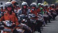 Deretan pak pos dengan seragam oranyenya sudah siap untuk mengantar bantuan sosial berupa sembako dari Istana.