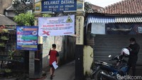 Perwal itu juga mewajibkan setiap orang atau warga untuk tetap menerapkan Pola Hidup Bersih Sehat (PHBS) serta menggunakan masker di luar rumah.