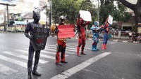 Dalam kampanye itu, ada pula tokoh Tokusatsu Indonesia dan superhero Indonesia Satria Garuda Bima X. Mereka meminta warga patuh pada anjuran Pemerintah untuk tinggal di rumah saja seama masa pandemi Corona. (dok. Komunitas Om Robot)