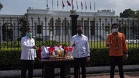 Menteri Sosial Juliari P Batubara bersama Dirjen Perlindungan dan Jaminan Sosial Kemensos Pepen Nazaruddin serta Direktur Hubungan Strategis dan Kelembagaan PT POS Indonesia (Persero) Noer Fajriensyah melepas distribusi bantuan sosial sembako di depan Istana Merdeka Jakarta, Senin (20/4/2020).