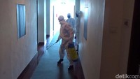 Petugas menyemprotkan disinfektan di Safin Hotel.