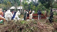 Turut hadir aparat Kecamatan Kalibunder, kepolisian, koramil setempat dibantu petugas medis dari RSUD Jampang Kulon yang menemani warga dan tokoh masyarakat sebelum pemakaman dilakukan untuk bermusyawarah.