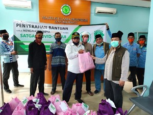 Satgas COVID-19 MUI Serahkan Sembako ke Ustaz Hingga Takmir Masjid