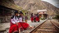 Untuk naik kereta itu pelancong harus merogoh kocek USD 33 atau sekitar Rp 500 ribuan. Enggak terlalu mahal, kan? (tren Ecuador)