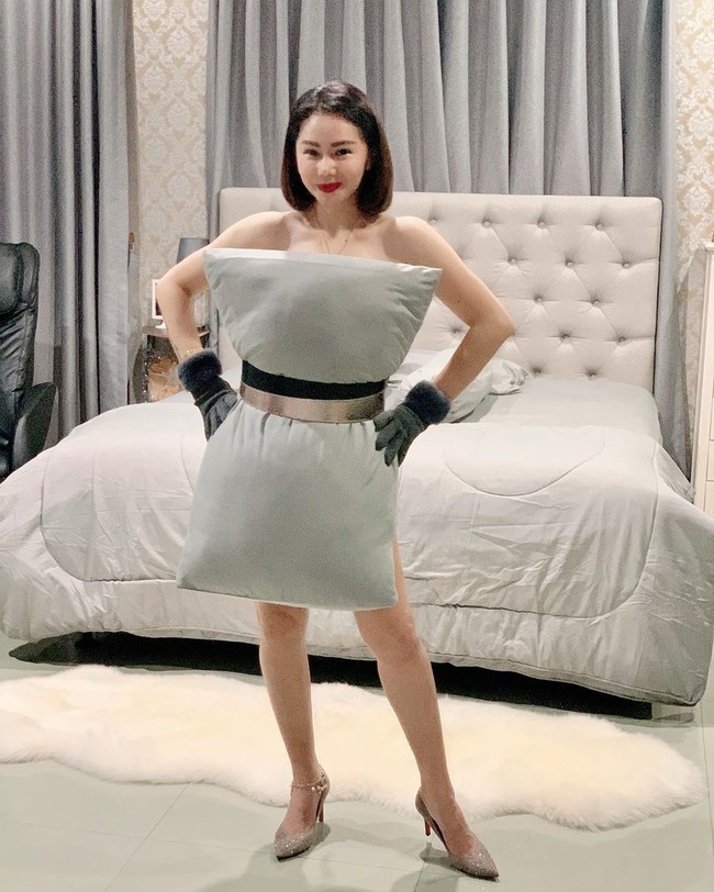 Artis Femmy Permatasari juga bergaya super seksi saat tampil untuk #pillowchallenge. Bangun tidur ku terus Poto... Modal Bantal & Lipstick Merah doank 💄 *Ikutan ah sekali2 Kekinian 😘😘😘 Buat ngilangin sutrissssss, tulisnya di keterangan foto. Foto: Instagram