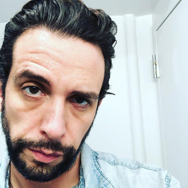 Hingga pria 41 tahun itu harus berada di ICU untuk mendapatkan penanganan intensif. Namun kondisinya memburuk. Ia mengalami penggumpalan darah di kaki kanannya. Sayangnya, dengan obat pengencer darah tidak bekerja. Kaki Nick pun harus diamputasi.  Foto: dok. Instagram