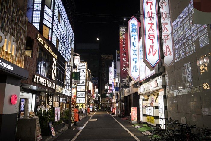 A general view shows an empty street of at Tokyos entertainment district of Kabukicho on April 7, 2010. - Japans Prime Minister Shinzo Abe on April 7 declared a month-long state of emergency in Tokyo and six other parts of the country over a spike in coronavirus cases. (Photo by Behrouz MEHRI / AFP)