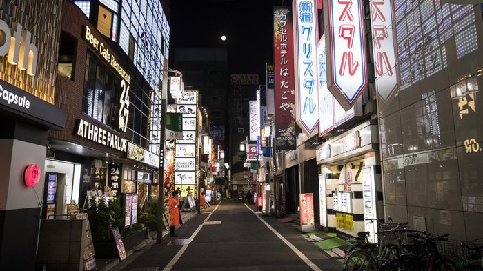 A general view shows an empty street of at Tokyos entertainment district of Kabukicho on April 7, 2010. - Japans Prime Minister Shinzo Abe on April 7 declared a month-long state of emergency in Tokyo and six other parts of the country over a spike in coronavirus cases. (Photo by Behrouz MEHRI / AFP)